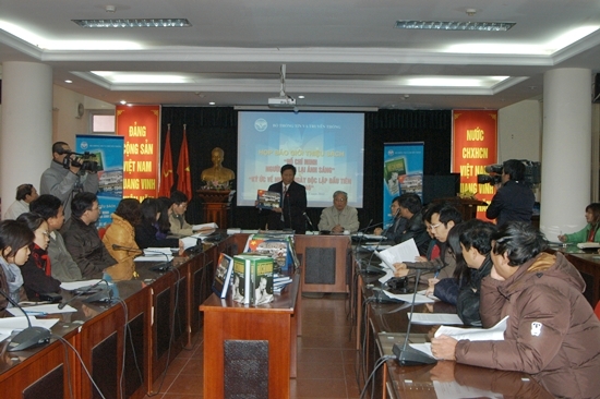 Cục trưởng Cục Xuất bản Bộ TT&TT Nguyễn Kiểm giới thiệu cuốn sách