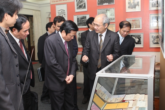 B&ocirc;̣ Trưởng L&ecirc; Doãn Hợp và Đoàn c&ocirc;ng tác B&ocirc;̣ TT&TT tham quan bảo tàng Ban Cơ y&ecirc;́u Chính Phủ