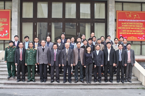 Đoàn c&ocirc;ng tác B&ocirc;̣ TT&TT chụp ảnh lưu ni&ecirc;̣m với Lãnh đạo Ban Cơ y&ecirc;́u Chính Phủ.