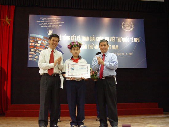 ông Võ Văn Thưởng, Bí thư thứ nhất Trung ương Đoàn TNCS HCM, Thứ trưởng Bộ TT&TT Nguyễn Thành Hưng chụp ảnh lưu niệm với học sinh đoạt giải Nhất