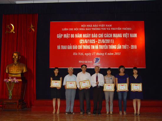 Chủ tịch Liên chi hội nhà báo Thông tin và Truyền thông Nguyễn Huy Luận trao giấy khen cho đại diện các đơn vị đã có thành tích đóng góp trong hoạt động Liên chi hội