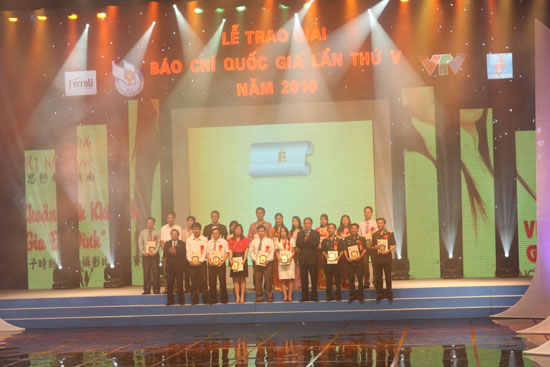 Phó Thủ tưởng Nguyễn Thiện Nhân và Bộ trưởng Bộ Thông tin và Truyền thông Lê Doãn Hợp trao giải cho các tác giả đoạt giải B