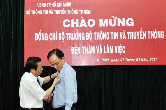 Bộ trưởng Lê Doãn Hợp trao kỷ niệm chương vì sự nghiệp TT& TT cho ông Lê Mạnh Hà
