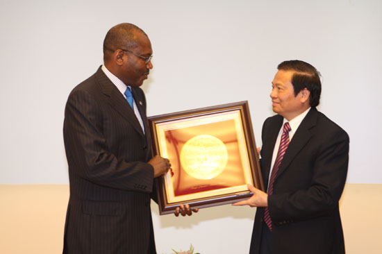 Bộ trưởng Lê Doãn Hợp tặng quà lưu niệm cho ông Hamadoun Toure