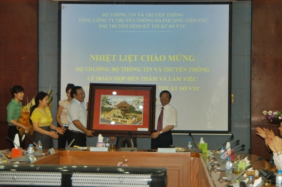 ông Thái Minh Tần thay mặt lãnh đạo tổng công ty VTC tặng quà lưu niệm cho Bộ trưởng Lê Doãn Hợp