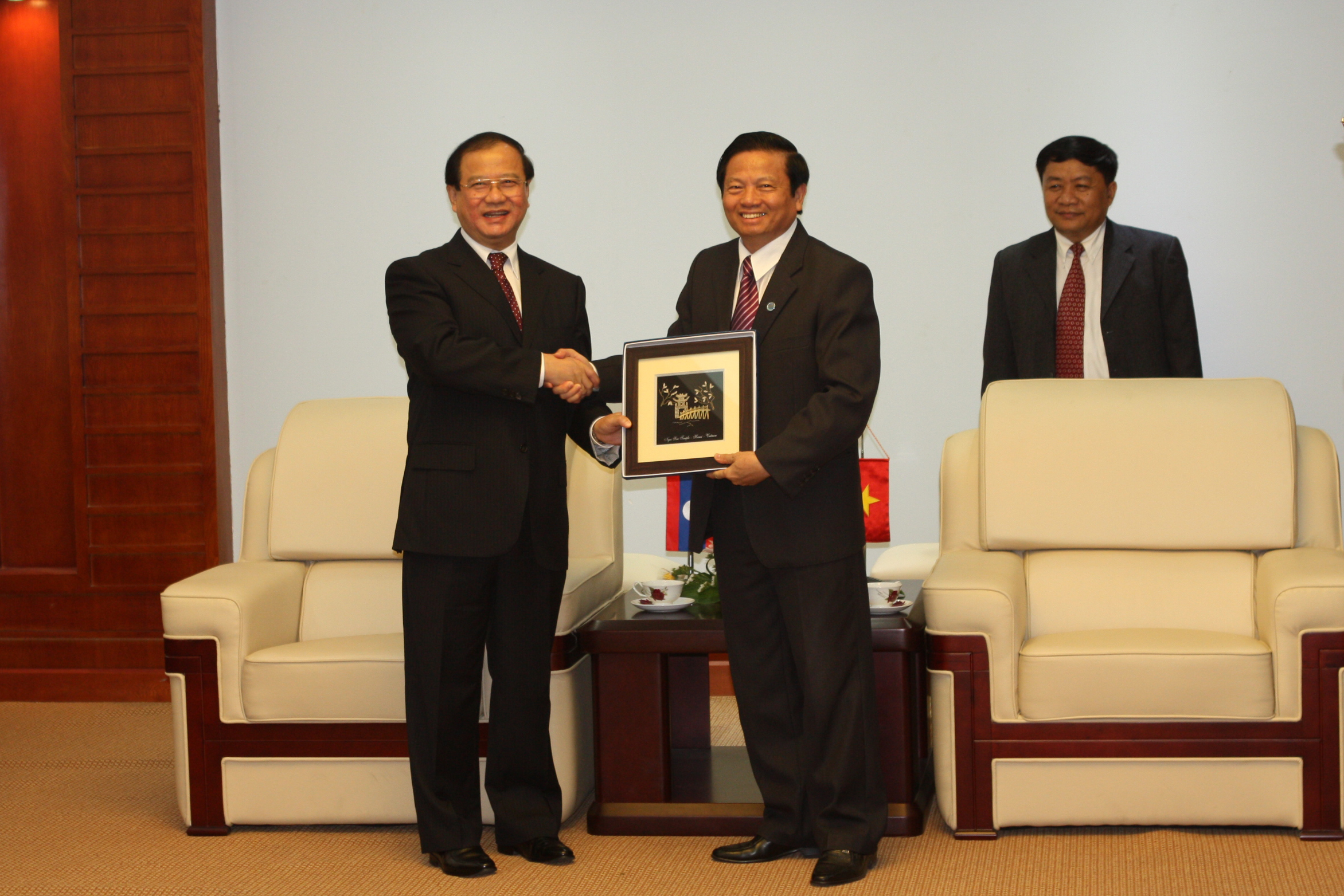 Bộ trưởng Bộ TT&TT tặng quà lưu niệm cho Bộ trưởng Bộ TT, VH & DL Lào