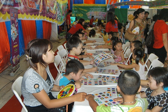 Các em học sinh tại hội chợ sách.