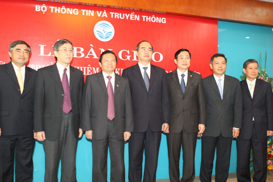 Phó Thủ tướng Nguyễn Thiện Nhân chụp ảnh lưu niệm với Lãnh đạo Bộ TT&TT