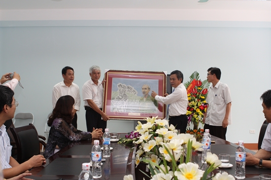 Thứ trưởng Trần Đức Lai tặng quà lưu niệm cho Sở TT&TT Thái Nguyên