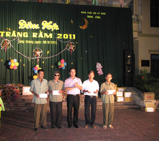 Bí thư Đoàn khối các cơ quan TW Nguyễn Ngọc Lương trao tặng 5 suất quà cho những người đã có công với cách mạng của huyện Lạng Giang