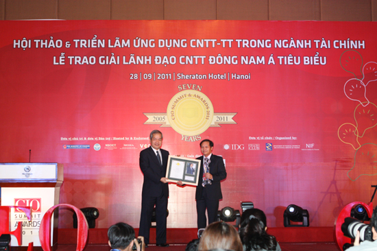 Ông Đoàn Quang Hoan – Cục trưởng Cục Tần số Vô tuyến điện, Bộ Thông tin và Truyền thông nhận giải thưởng