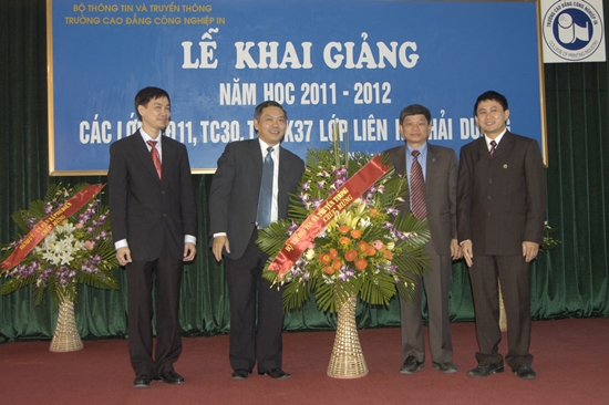 Thứ trưởng Trần Đức Lai tặng hoa cho Nhà trường