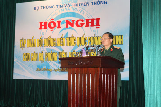 Thiếu tướng B&ugrave;i Văn T&acirc;m, Ph&oacute; Ch&iacute;nh ủy Học viện quốc ph&ograve;ng ph&aacute;t biểu tại Hội nghị