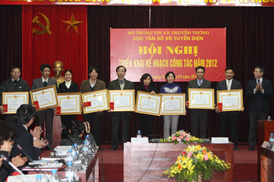 Thứ trưởng Lê Nam Thắng trao Huân chương và Bằng khen cho các tập thể và cá nhân của Cục