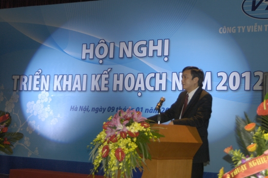 ông Lâm Quốc Cường, Giám đốc Công ty VTI đọc báo cáo kết quả công tác năm 2011 và triển khai nhiệm vụ năm 2012