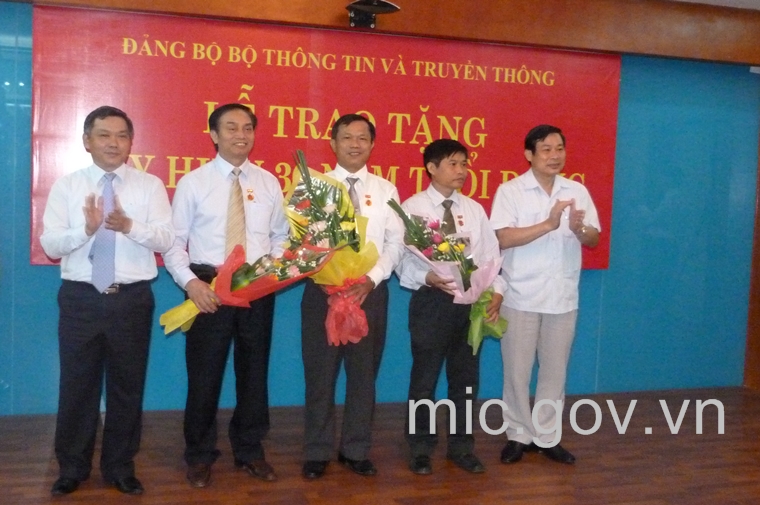 Bí thư Ban cán sự Đảng, Bộ trưởng Nguyễn Bắc Son và Bí thư Đảng ủy Bộ, Thứ trưởng Trần Đức Lai tặng huy hiệu 30 năm tuổi đảng cho các đồng chí