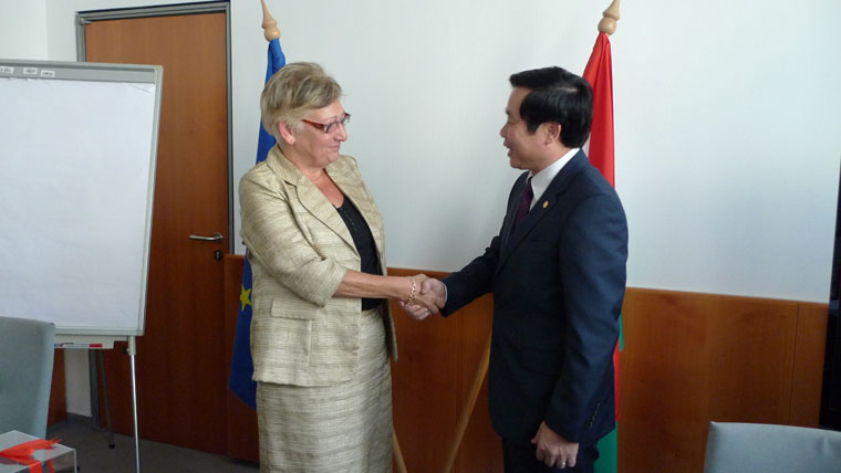 Bộ trưởng Nguyễn Bắc Son và bà Zsuzsa Németh - Bộ trưởng Bộ Phát triển Quốc gia Hungary