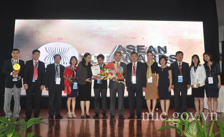 Thứ trưởng Trần Đức Lai cùng đoàn Việt Nam chúc mừng FPT tại lễ trao giải AICTA