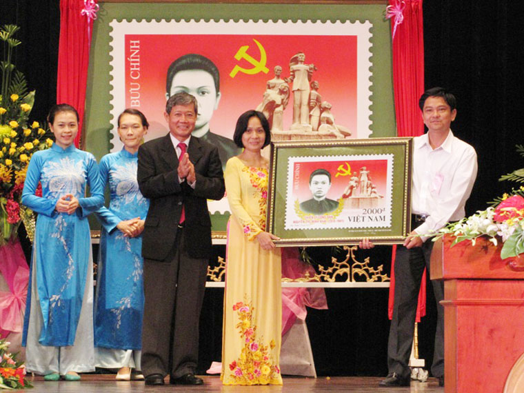 Thứ trưởng Bộ TT&TT Nguyễn Thành Hưng trao tặng tranh tem cho Bảo tàng Phụ nữ Nam bộ và Khu tưởng niệm liệt sĩ Ngã Ba Giòng
