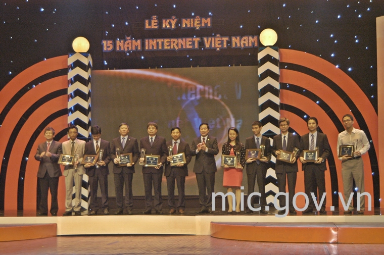 Ông Vũ Ngọc Hoàng và Bộ trưởng Bộ TT&TT Nguyễn Bắc Son trao tặng kỷ niệm chương cho các cá nhân, tập thể đã có nhiều đóng góp vào sự phát triển của Internet