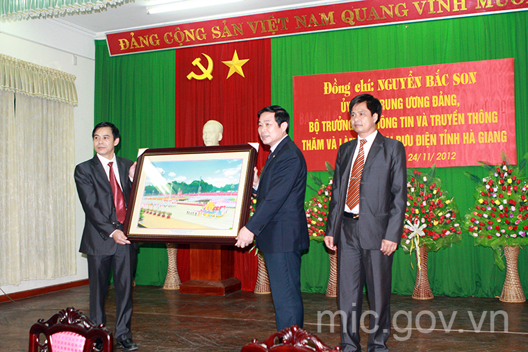 Bộ trưởng trao tặng bức ảnh kỷ niệm cho Bưu điện tỉnh Hà Giang