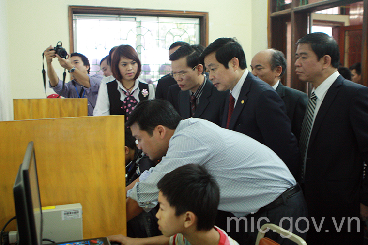 Bộ trưởng tham quan thư viện tỉnh Hà Giang