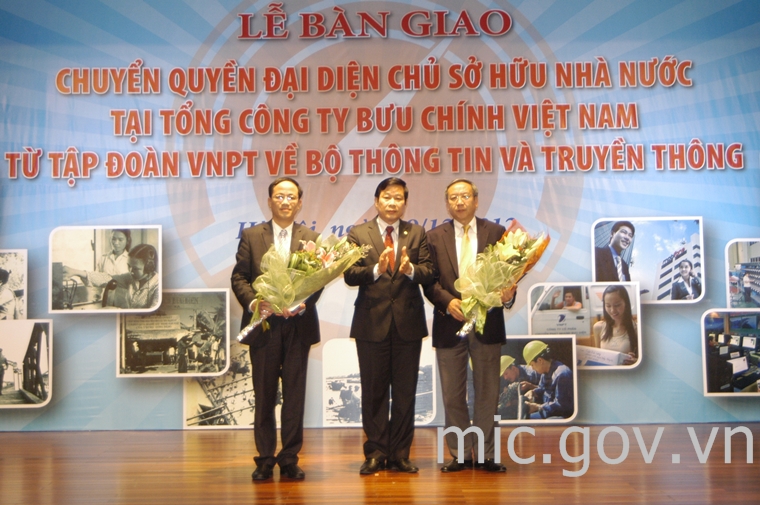 Bộ trưởng Nguyễn Bắc Son trao quyết định cho lãnh đạo Tổng công ty Bưu điện Việt Nam