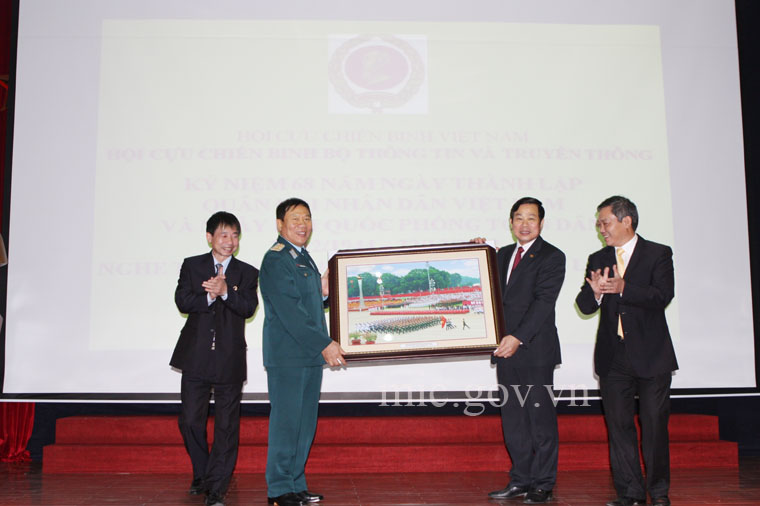Bộ trưởng trao tặng bức ảnh kỷ niệm cho đại diện Hội Cựu chiến binh Việt Nam