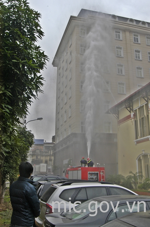 Phun nước từ dưới mặt đất lên tầng cao nhất của tòa nhà