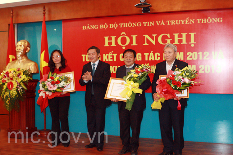 Đồng chí Trần Đức Lai trao Giấy khen cho đại diện tổ chức cơ sở Đảng