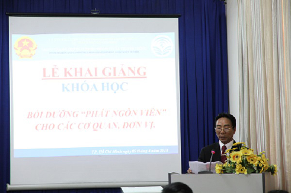 Luật gia Trần Thúc Hoàng - Giám đốc Trung tâm đọc diễn văn tại lễ khai giảng