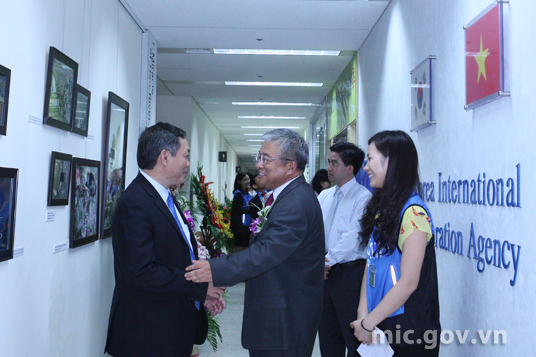 Ông Kim In giới thiệu với Thứ trưởng Trần Đức Lai các hình ảnh lịch sử của đất nước Hàn Quốc