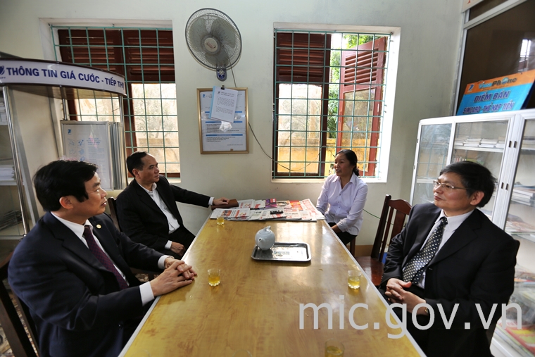 Bộ trưởng Nguyễn Bắc Son và đoàn công tác đến chúc Tết điểm Bưu điện Văn hóa xã Tân Lập - Huyện Đan Phượng.