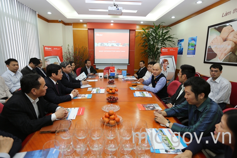 Bộ trưởng Nguyễn Bắc Son và đoàn công tác của Bộ đến chúc Tết công ty BKAV.