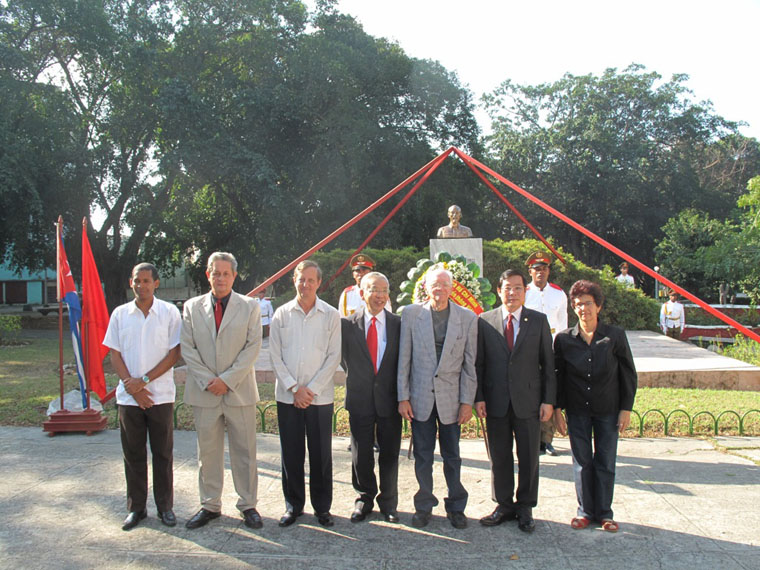 Bộ trưởng và đoàn đến đặt vòng hoa tại Đài tưởng niệm Chủ tịch Hồ Chí Minh tại Cuba