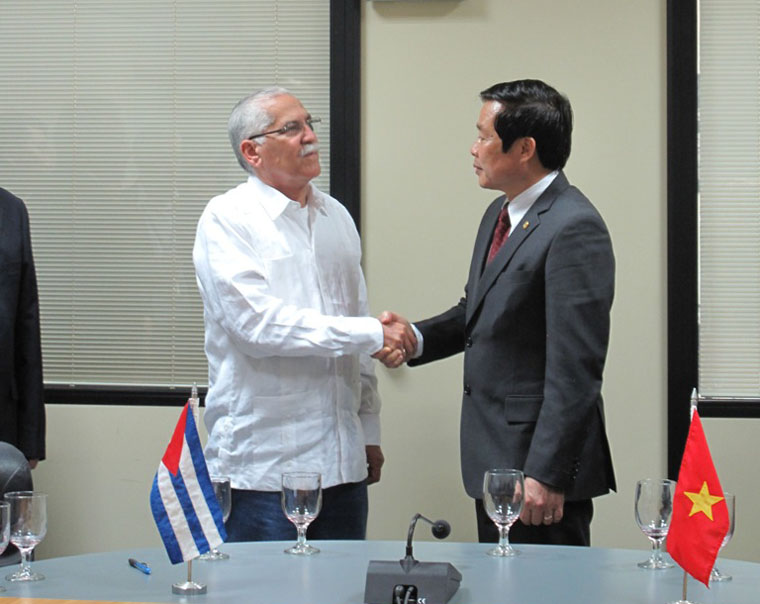 Bộ trưởng Nguyễn Bắc Son và Bộ trưởng Bộ Tin học và Truyền thông Cuba