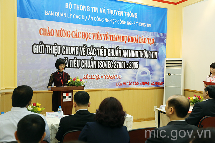 Bà Đinh Mai Trang - Giám đốc Học viện Netpro phát biểu tại buổi lễ