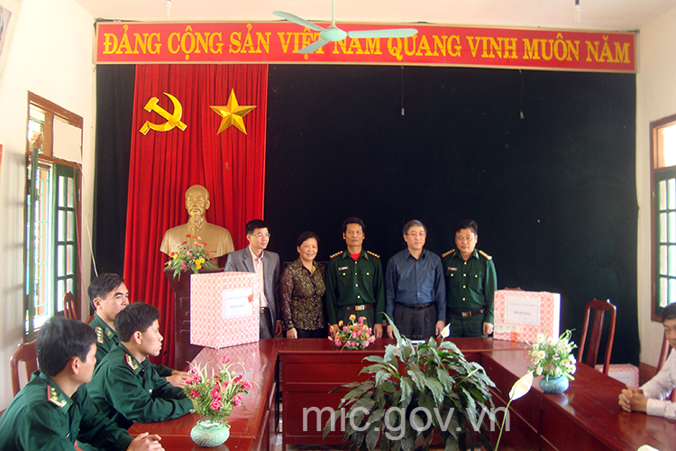 Thay mặt Bộ TT&TT, Thứ trưởng Lê Nam Thắng trao tặng Đồn Biên phòng 1 bộ máy tính