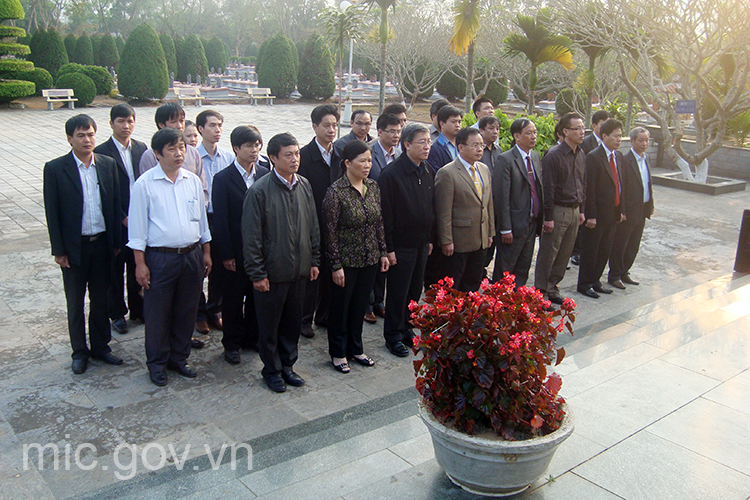 Đoàn công tác cùng lãnh đạo UBND tỉnh Điện Biên viếng Nghĩa trang Liệt sĩ Độc lập