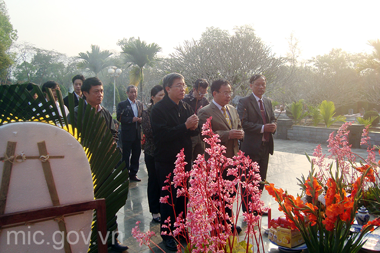 Thứ trưởng Lê Nam Thắng và Chủ tịch UBND Tỉnh Điện Biên viếng Nghĩa trang Liệt sĩ Độc lập