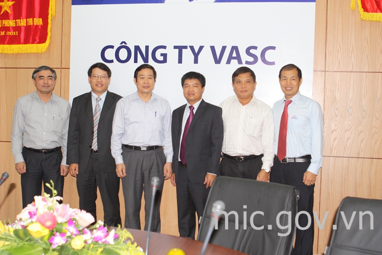 Bộ trưởng Nguyễn Bắc Son và Thứ trưởng Nguyễn Minh Hồng chụp ảnh lưu niệm với lãnh đạo tập đoàn VNPT và Công ty VASC