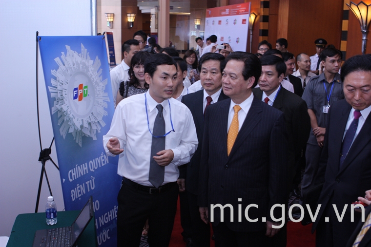 Thủ tướng Nguyễn Tấn Dũng và Bộ trưởng Nguyễn Bắc Son tham quan gian hàng của FPT