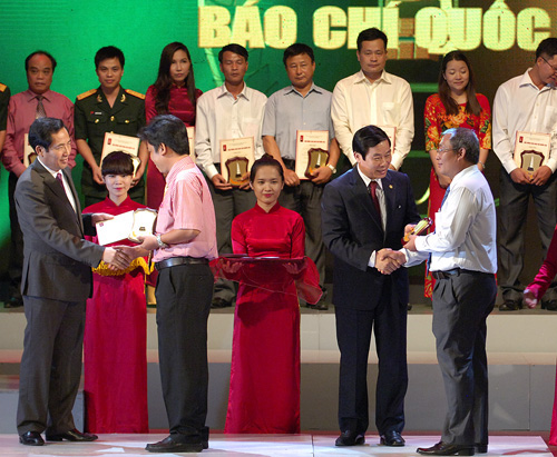 Bộ trưởng Bộ Thông tin-Truyền thông Nguyễn Bắc Son và Tổng Biên tập Báo Nhân dân Thuận Hữu trao giải B Giải Báo chí quốc gia