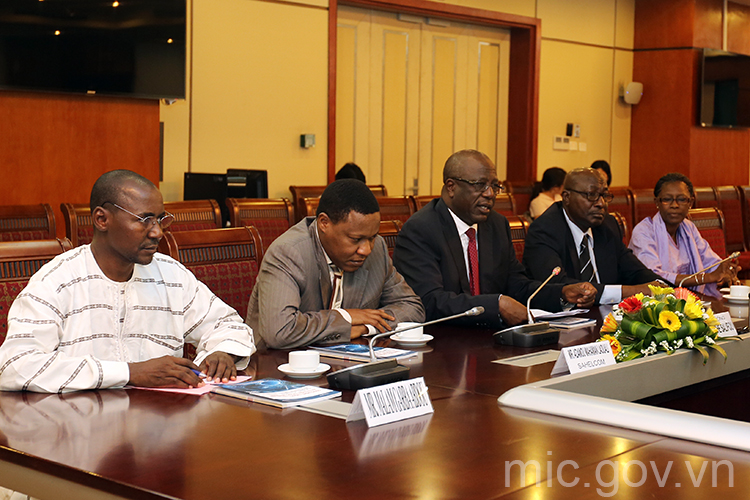 Bộ trưởng Bộ Truyền thông, CNTT và Văn hóa Niger Labo Bouche Salifou (ở giữa) phát biểu tại buổi hội đàm