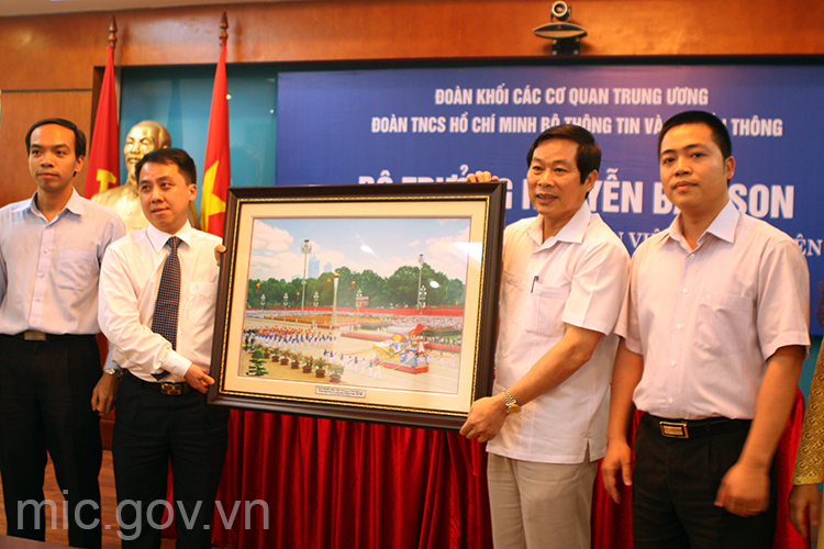 Bộ trưởng trao tặng Đoàn Thanh niên bộ bức ảnh kỳ niệm