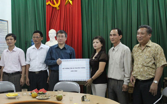 Thứ trưởng Lê Nam Thắng tặng máy tính cho trường Tiểu học Thanh Khê