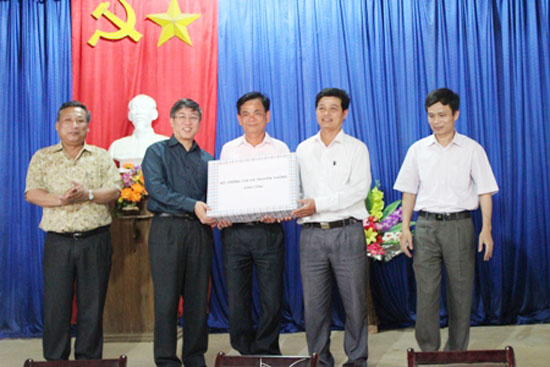 Thứ trưởng Lê Nam Thắng tặng máy tính cho UBND xã Thanh Tùng