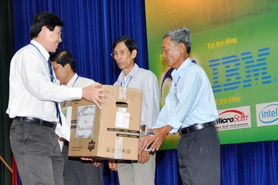 Trao tặng máy tính cho Hội nông dân tỉnh Tiền Giang