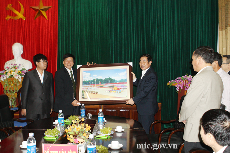 Bộ trưởng Nguyễn Bắc Son tặng quà lưu niệm cho Sở Thông tin và Truyền thông Hòa Bình.