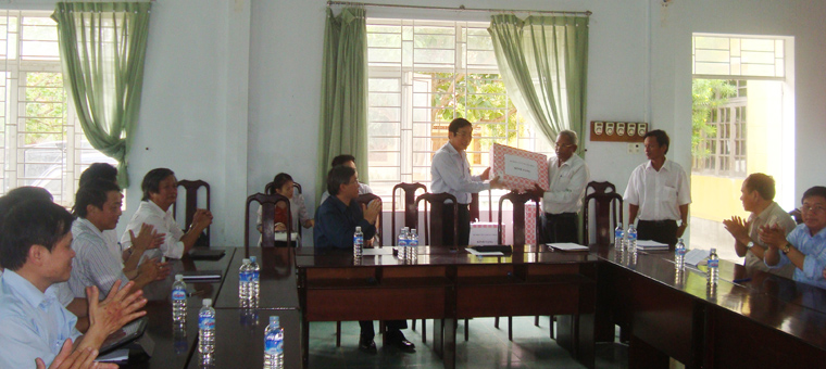 Bộ trưởng Nguyễn Bắc Son trao tặng UBND xã Krông Na một bộ máy vi tính.